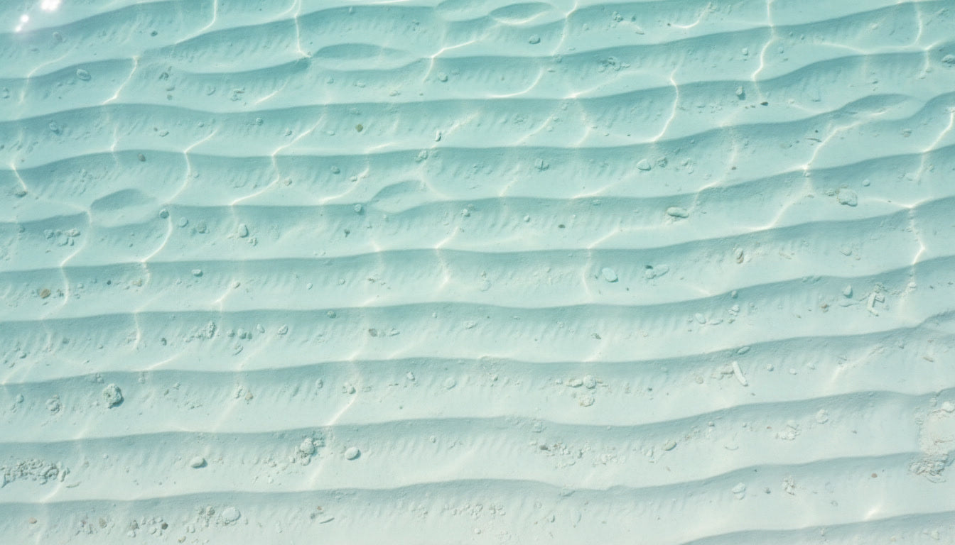 costa lineas oleaje sobre arena de arena blanca sobre mar mediterrano en calma