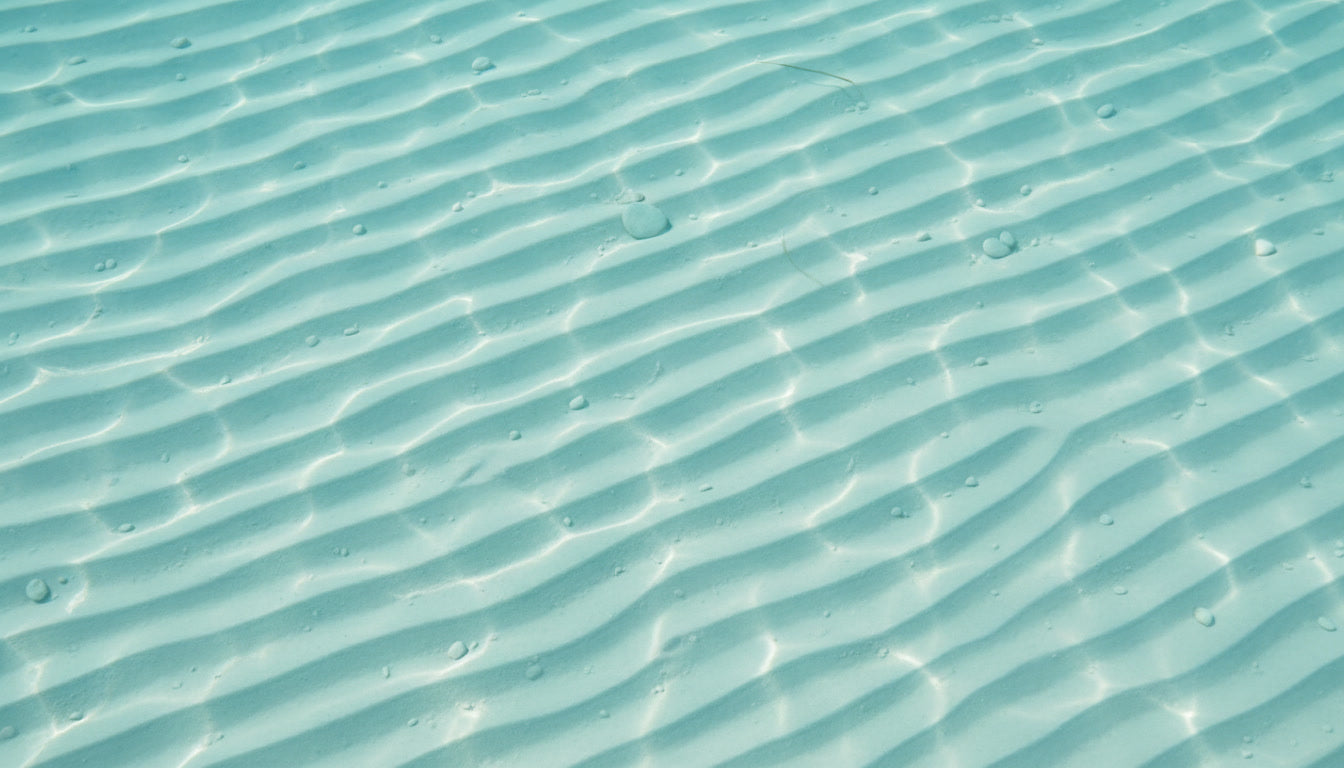 costa_lineas_oleaje_sobre_arena_de_arena_blanca_sobre_mar_mediterrano_en_calma 2